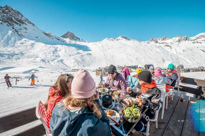 Famille en terrasse sur le domaine skiable de Tignes